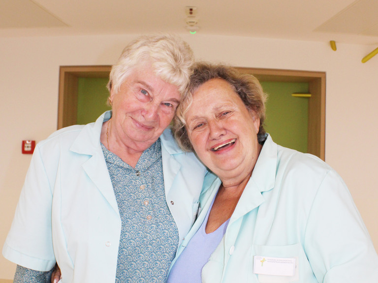 Ehrenamtliche Mitarbeiterinnen Arm in Arm, Grüne Damen und Herren, Ehrenamtliche Mitarbeit im Krankenhaus, Ehrenamt gesucht, Immanuel Klinikum Bernau, Bernau bei Berlin
