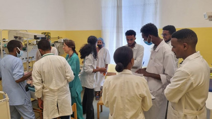 Fachteam bei Visite in neuer Neonatologie 