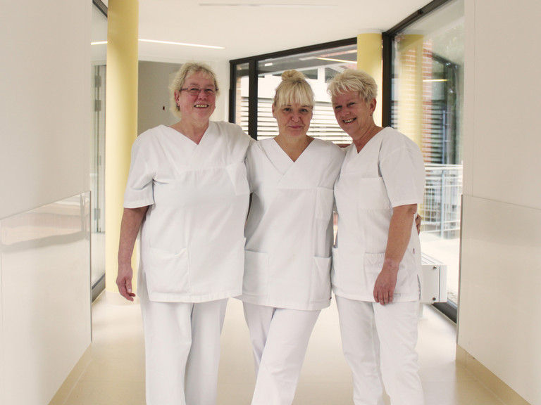 Gruppenbild Jubilarinnen Birgit Scholz, Leana Michera und Ute Kuboth, Pflegekräfte im Immanuel Klinikum Bernau Herzzentrum Brandenburg