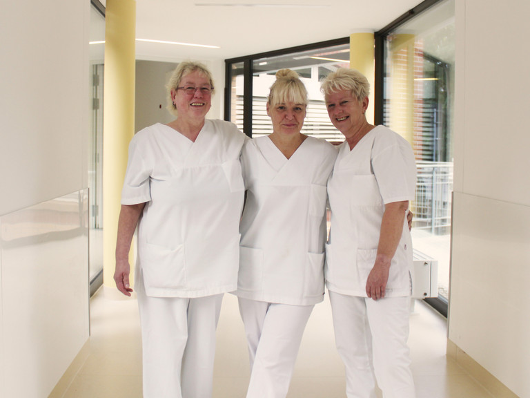 Gruppenbild Jubilarinnen Birgit Scholz, Leana Michera und Ute Kuboth, Pflegekräfte im Immanuel Klinikum Bernau Herzzentrum Brandenburg
