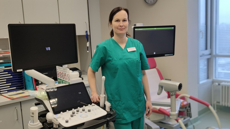 Tina Jeske steht in den Praxisräumen der Dysplasiesprechstunde des Immanuel MVZ Klosterfelde in Bernau