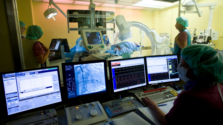 Ärztin vor Monitoren im Hybrid-OP - Immanuel Klinikum Bernau - Forschung