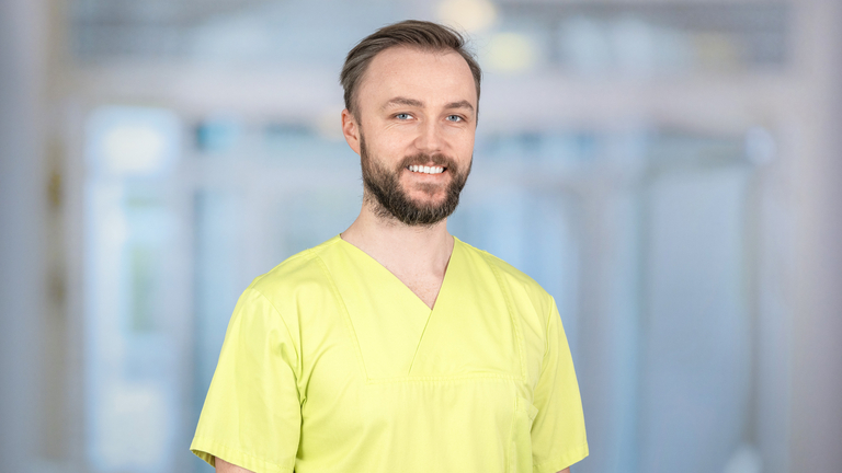 Portraitfoto Bartosz Kowalczyk, Physiotherapeut im Immanuel Klinikum Bernau Herzzentrum Brandenburg