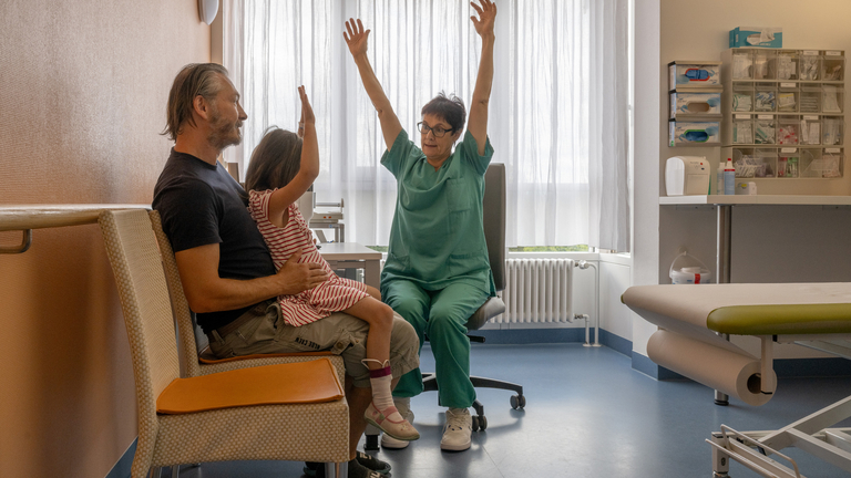 Ärztin mit Patientin - Kindermedizin - Immanuel Klinikum Bernau bei Berlin