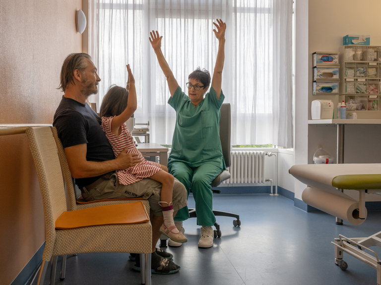 Ärztin mit Patientin - Kindermedizin - Immanuel Klinikum Bernau bei Berlin