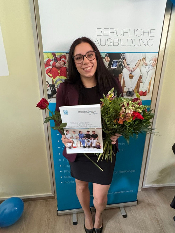 Operationstechnische Assistenz mit Blumenstrauß