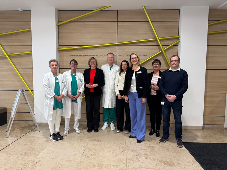 V.l.n.r.: Chefärztin Dr. med. Grit Spalding, Chefärztin Kerstin Ames, Julia Sahi, Chefarzt Prof. Dr. med. Johannes Albes, Dr. med. Viyan Sido, Verana Plocher, Birgit Pilz, Krisen- und Notfallmanager Cornel Gratz. V.l.n.r.: Chefärztin Dr. med. Grit Spalding, Chefärztin Kerstin Ames, Julia Sahi, Chefarzt Prof. Dr. med. Johannes Albes, Dr. med. Viyan Sido, Verana Plocher, Birgit Pilz, Krisen- und Notfallmanager Cornel Gratz.