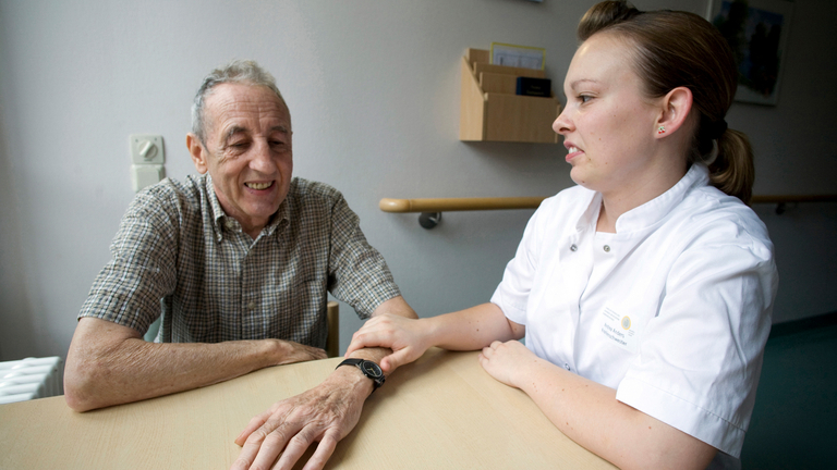 Pflegekraft im Gespräch mit Patient - Pflege - Immanuel Klinikum Bernau
