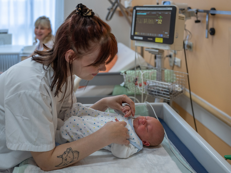 Pflegekraft bei Neugeborenem - Kindermedizin - Immanuel Klinikum Bernau bei Berlin