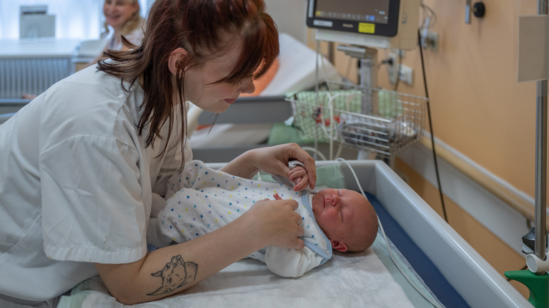 Pflegekraft mit Neugeborenem - Kindermedizin - Immanuel Klinikum Bernau bei Berlin