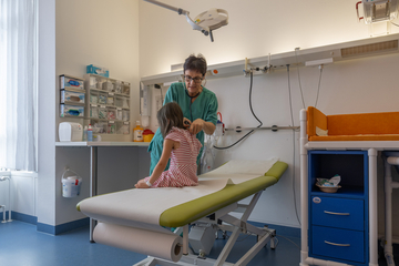 Kinderärztin untersucht Patientin - Kindermedizin - Immanuel Klinikum Bernau bei Berlin