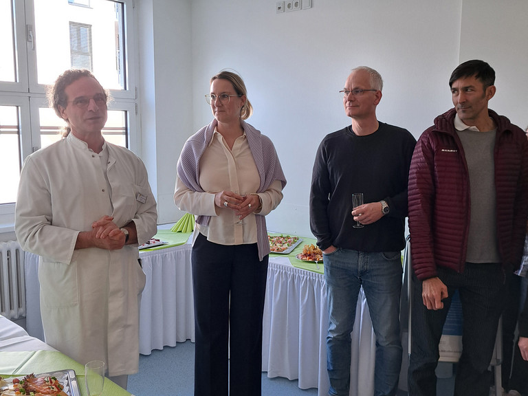 V.l.n.r.: Dr. med. Arndt von Kirchbach, Chefarzt der Abteilung für Allgemein-, Viszeral- und Unfallchirurgie und Verena Plocher, Geschäftsführerin des Immanuel Klinikums Bernau Herzzentrum Brandenburg bei der feierlichen Eröffnungsrede