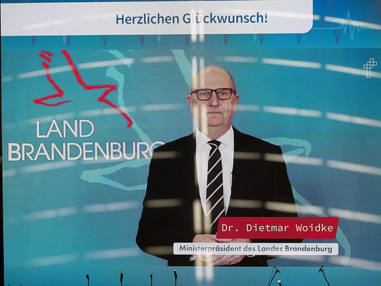 Brandenburgs Ministerpräsident Dietmar Woidke gratuleriert per Video zum Jubiläum und betont die Wichtigkeit des Herzzentrums für die medizinische Versorgung in Brandenburg.