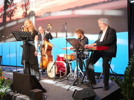 Das Berlin Jazz Ensemble begleitet das Programm musikalisch.